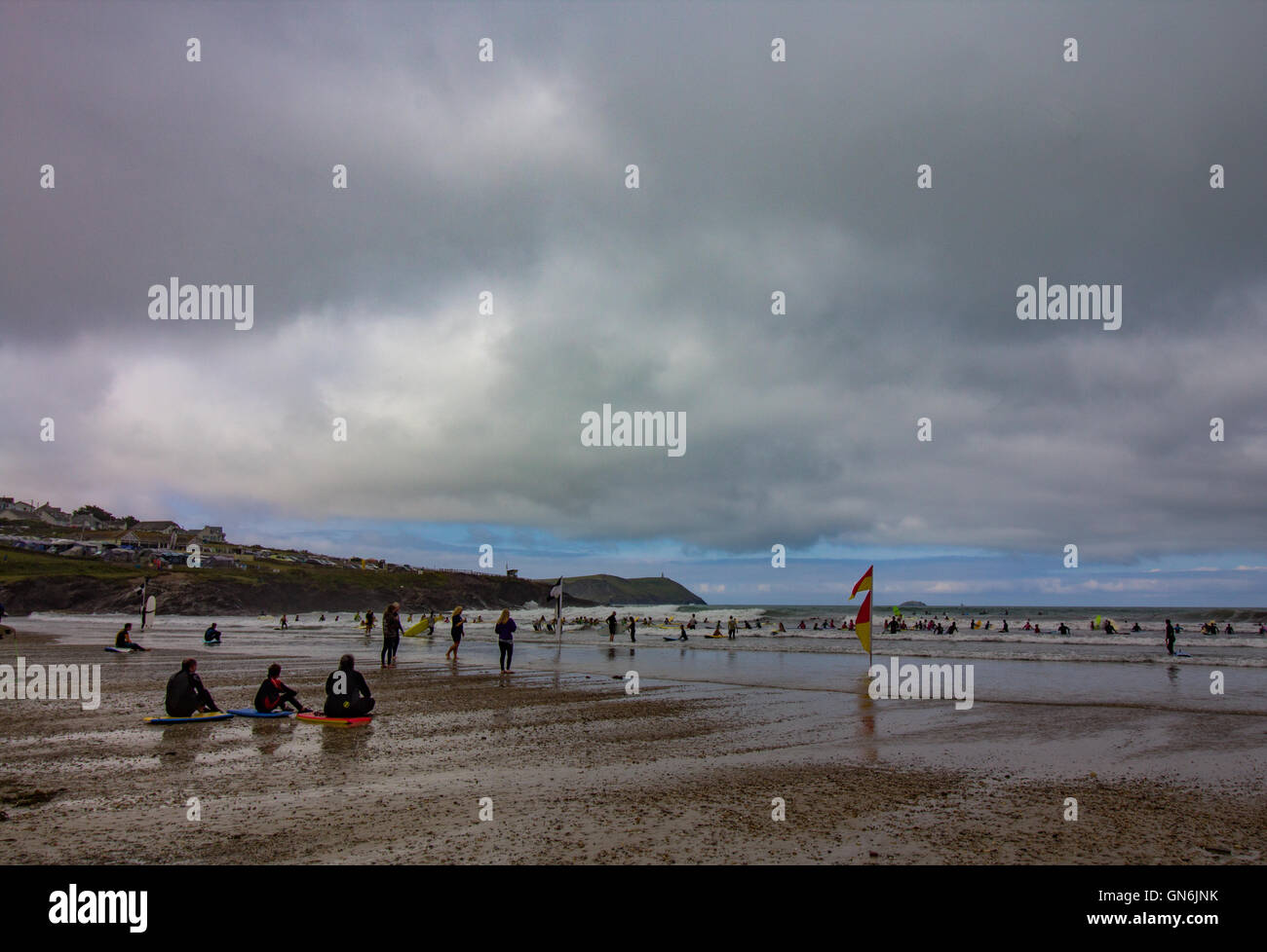 La réalité d'apprendre à surfer à Cornwall. Une section de plage de Polzeath surpeuplées sur un froid matin d'été. Banque D'Images
