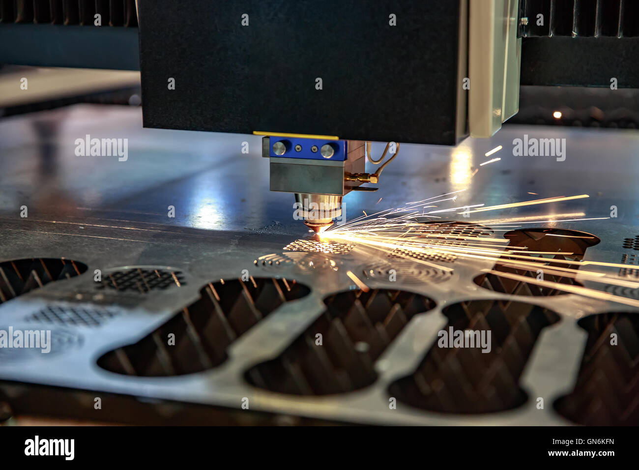 Découpage au laser CNC metal, la technologie industrielle moderne. . Petite profondeur de champ. Avertissement - tir authentique dans des co Banque D'Images