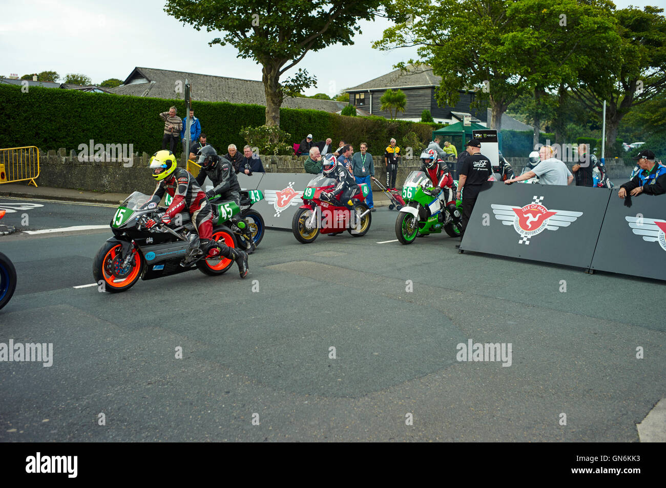 Supertwin vélos légers s'alignent pour la pratique commence au Festival de la Moto 2016 Manx Banque D'Images