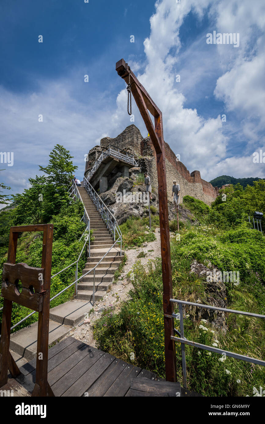 Potence et guillotine en face des ruines du château Poenari sur le mont Cetatea en Roumanie Banque D'Images
