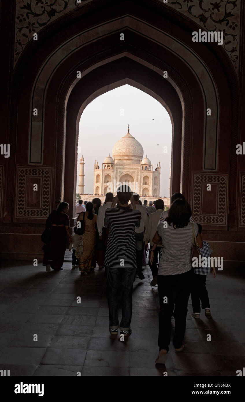 Visiteurs marchant sous la grande arche de la Grande porte (Darwaza-i rauza) jusqu'au Taj Mahal Agra, Uttar Pradesh, Inde Banque D'Images