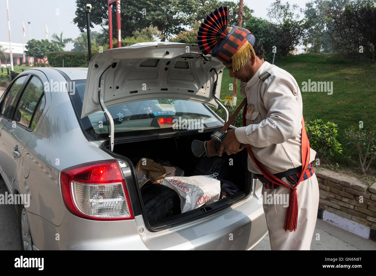 Un agent de sécurité de l'hôtel vérifie une voiture dans un hôtel 5 étoiles d'Agra, en Inde, depuis l'attentat terroriste de Mumbai en 2008. Banque D'Images