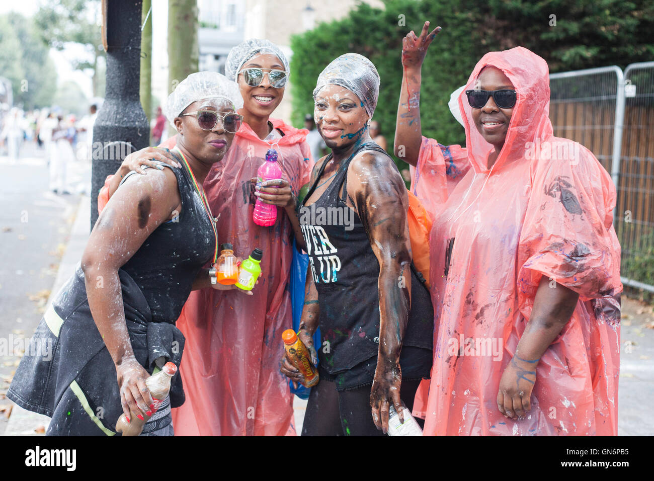 Londres, Royaume-Uni. 28 août 2016. Tôt le matin la traditionnelle parade Jouvert débute le premier jour de carnaval de Notting Hill, l'un des plus grands festivals de rue. Peinture à la parade et la farine est lancée. En 2016 Notting Hill Carnival fête son 50e anniversaire. Banque D'Images