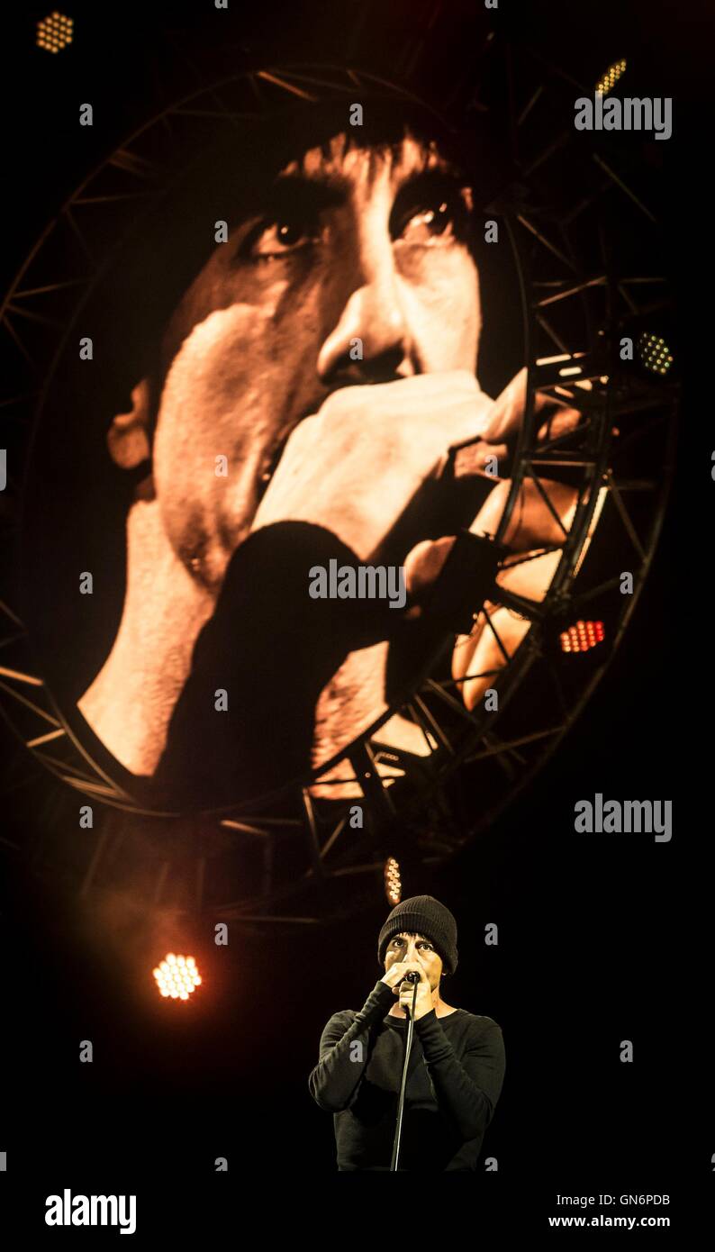 Red Hot Chili Peppers chanteur Anthony Kiedis effectue au cours de la Leeds Festival à Bramham Park, West Yorkshire. Banque D'Images