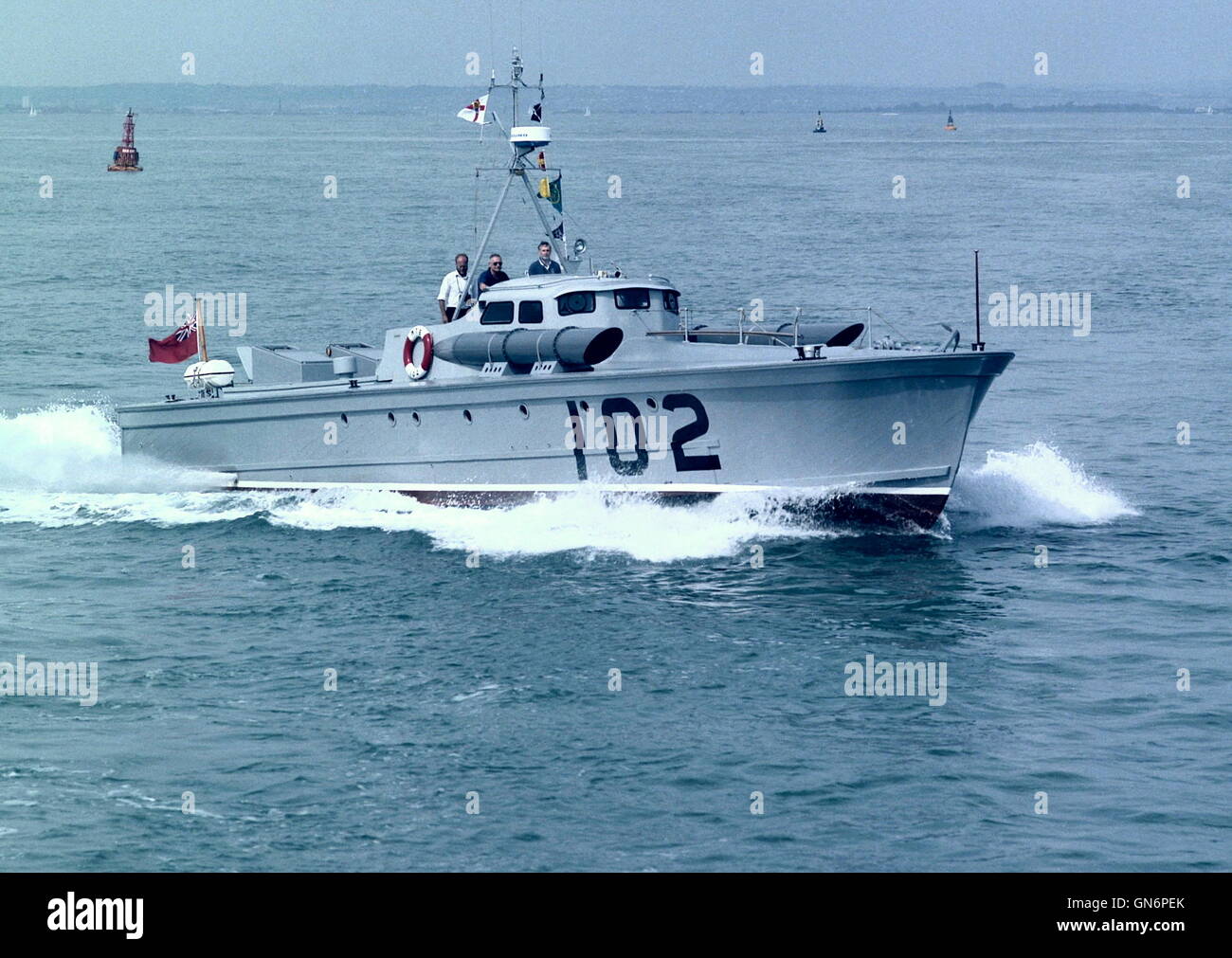 AJAXNETPHOTO. 23e Août, 2001. PORTSMOUTH, Angleterre. La DEUXIÈME GUERRE MONDIALE - RESTAURÉ MTB - LES 64 ANS VOSPER MTB 102 conçu et construit. Célèbre POUR SON RÔLE DE LA PLATE-FORME UTILISÉE POUR TRANSPORTER WINSTON CHURCHILL ET DU GÉNÉRAL EISENHOWER SUR LEUR INSPECTION DE LA FLOTTE EN 1944, POUR SON RÔLE DANS LE FILM, 'The Eagle has Landed" ET COMME UN NAVIRE DE FORMATION Scouts marins, 102 A ÉTÉ LA CONCEPTION DU PROTOTYPE POUR LA MAJORITÉ DE LA DEUXIÈME GUERRE MONDIALE DU VTT. PHOTO:JONATHAN EASTLAND/AJAX. REF : 102 2001 1. Banque D'Images