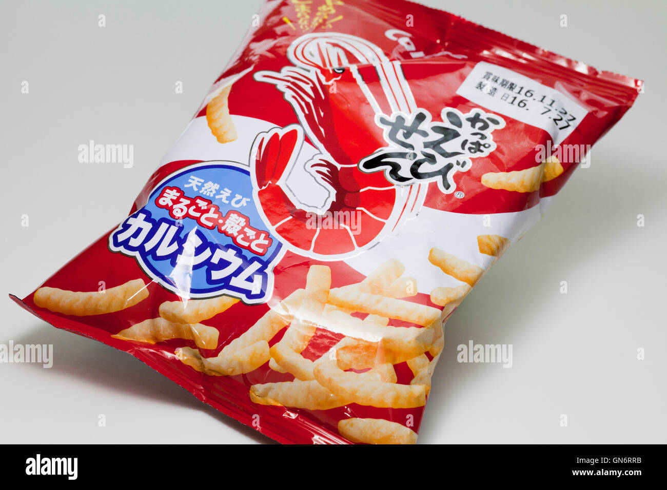 Crevettes Calbee Snack-package (Ebisen Kappa) Crevettes crackers japonais Banque D'Images