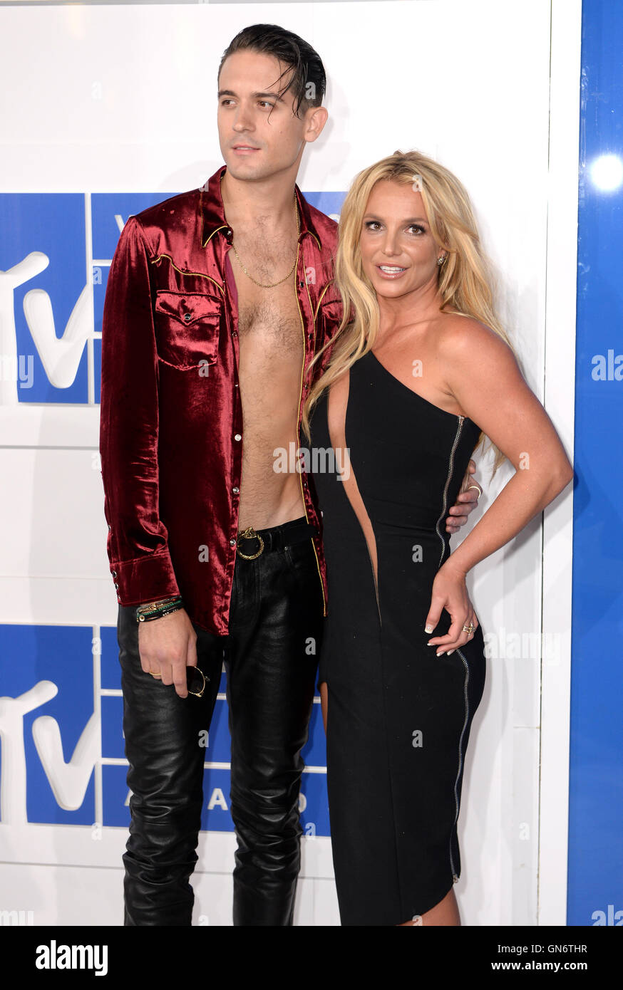 G-Eazy et Britney Spears arrivant à la MTV Video Music Awards 2016, Madison Square Garden, New York. Banque D'Images