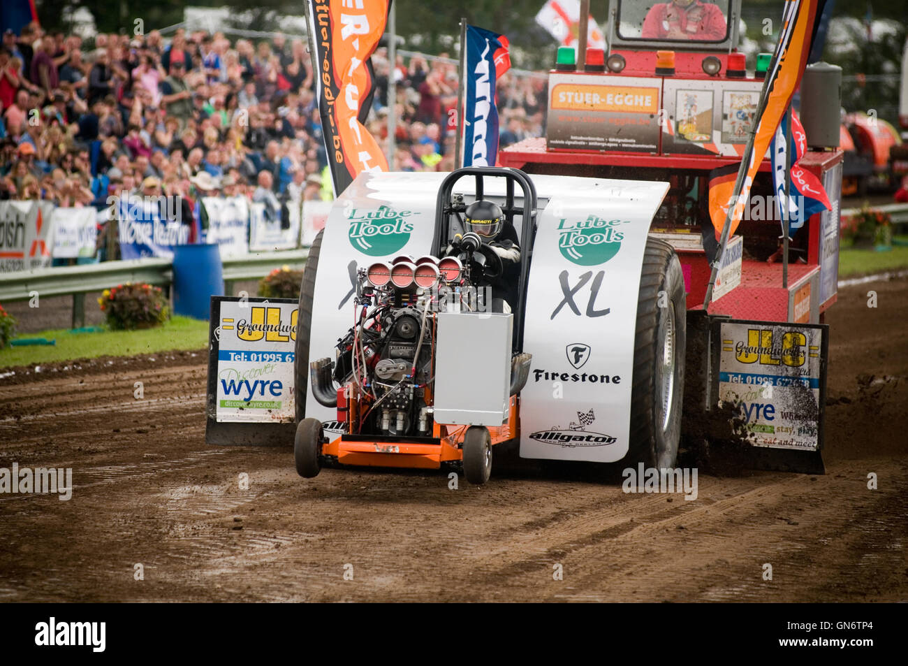 2,5 tonne de modification tracteur tirant un traîneau bien que concurrentes dans une tire de tracteur Banque D'Images