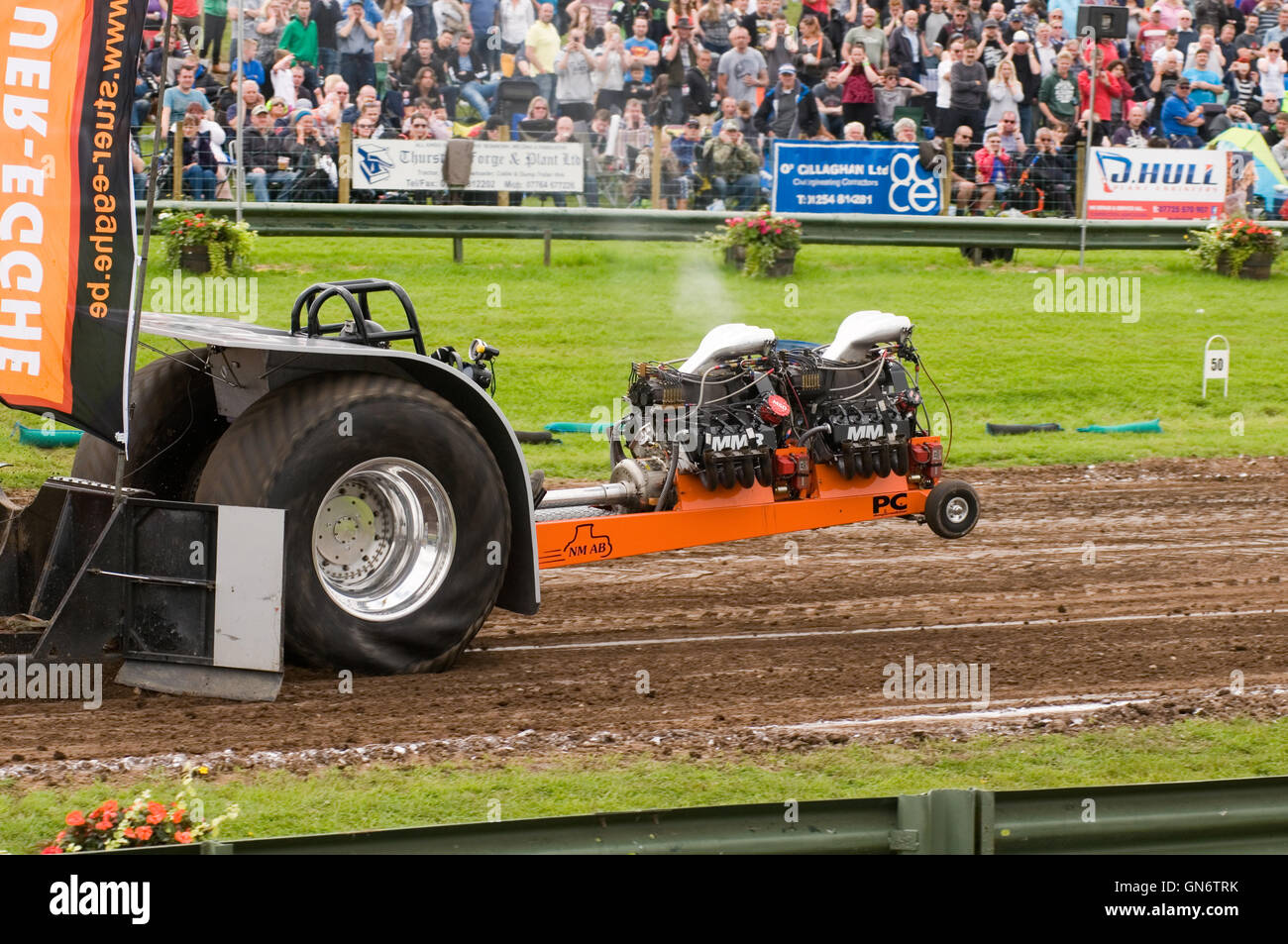 2,5 tonne de modification tracteur tirant un traîneau bien que concurrentes dans une tire de tracteur Banque D'Images