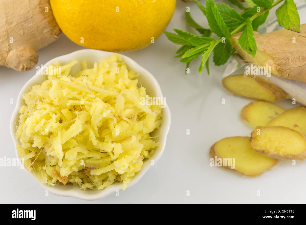 Racine de gingembre cru avec du citron et du persil Banque D'Images