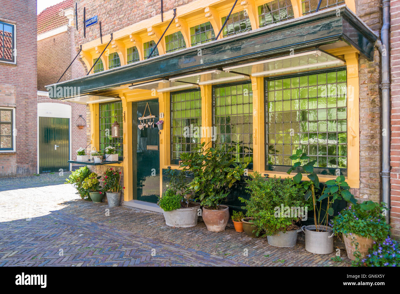 Façade de l'ancienne boutique dans Kanisstraat à Alkmaar, Hollande du Nord, Pays-Bas Banque D'Images