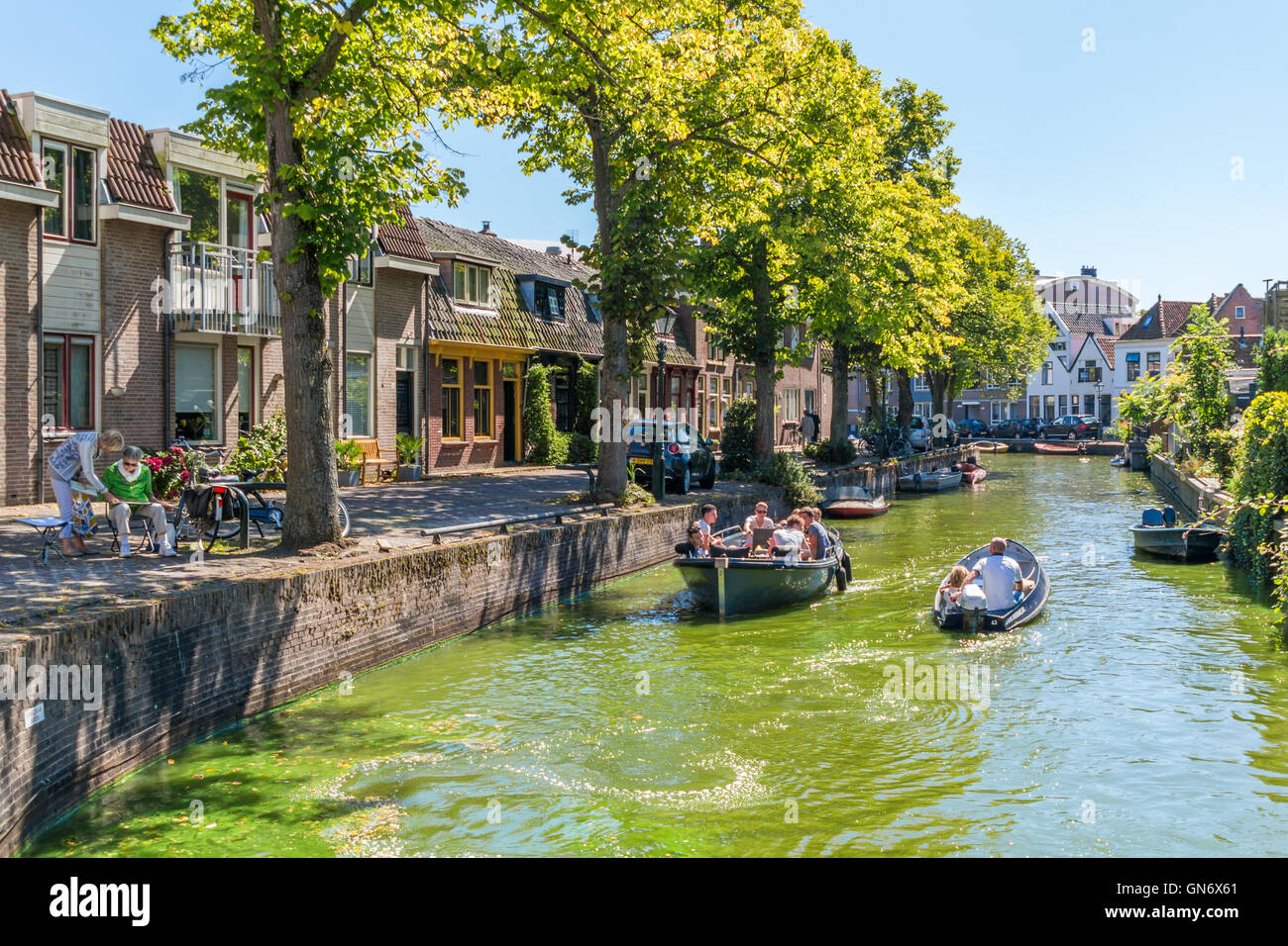 Bateaux sur Lindegracht dans le canal centre-ville d'Alkmaar, Hollande du Nord, Pays-Bas Banque D'Images