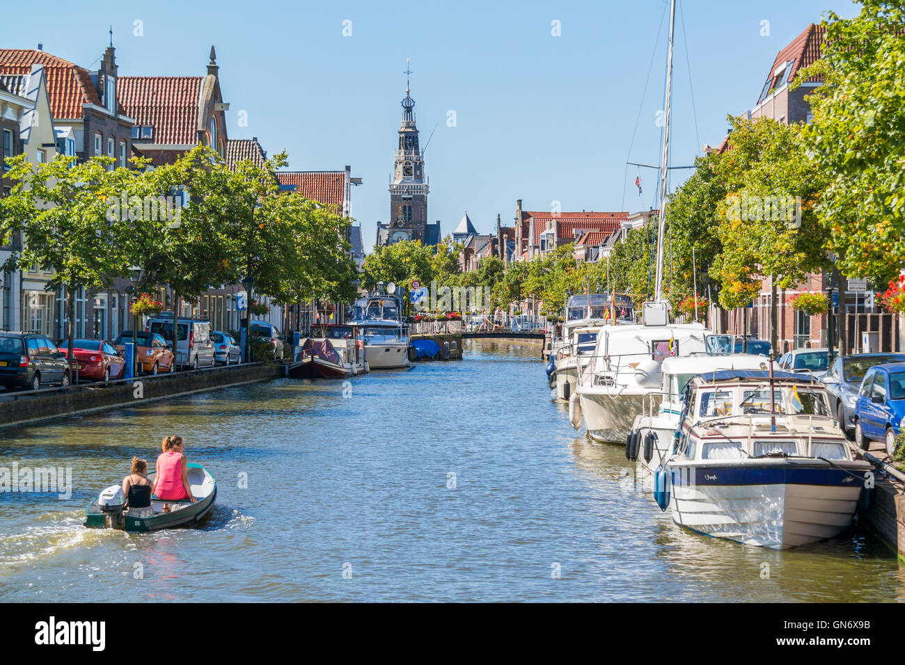 Bateaux sur canal Oudorp Luttik et balance tower à Alkmaar, Hollande du Nord, Pays-Bas Banque D'Images