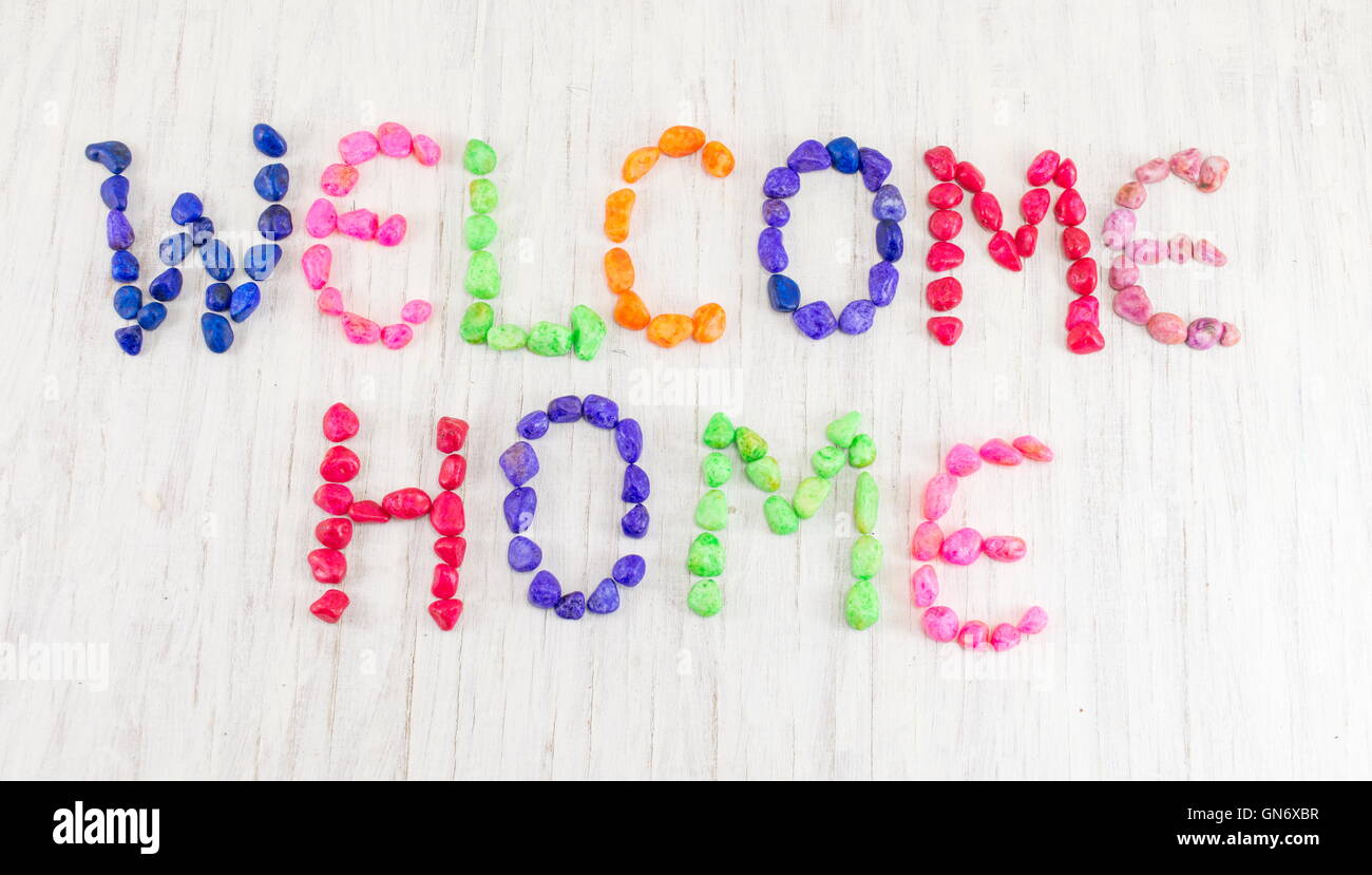 Bienvenue accueil note écrite avec de petites pierres colorées Banque D'Images