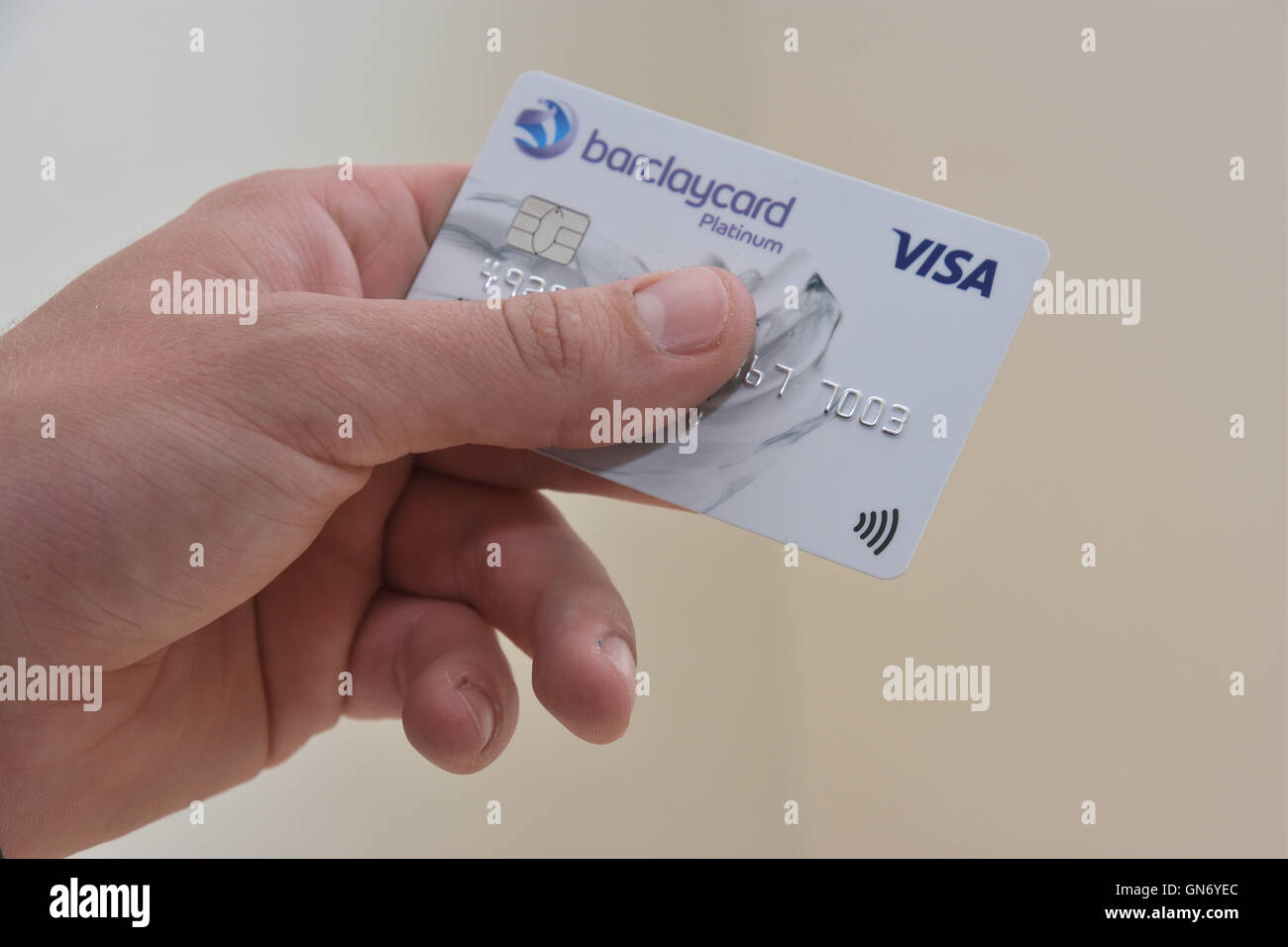 Close Up of teenage boy holding a Barclaycard Visa carte de crédit. Banque D'Images