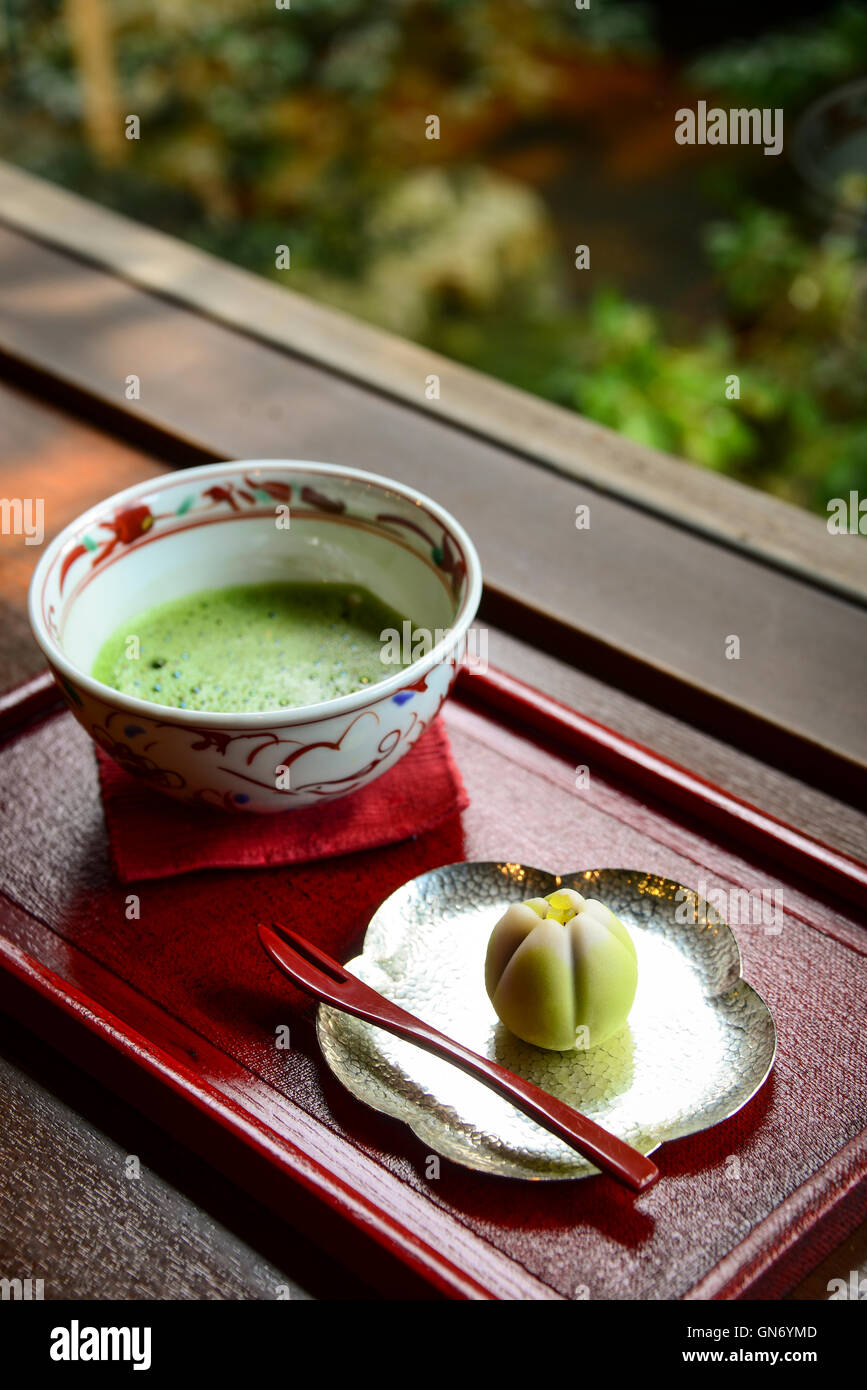 Les sucreries et les Japonais de thé Matcha, Kanazawa, Japon Banque D'Images