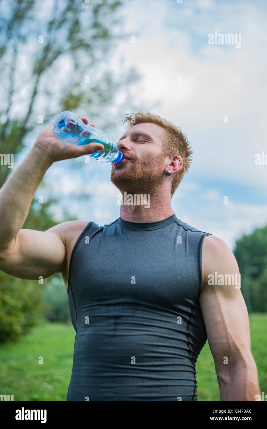 Athletic sport homme eau potable d'une bouteille Banque D'Images