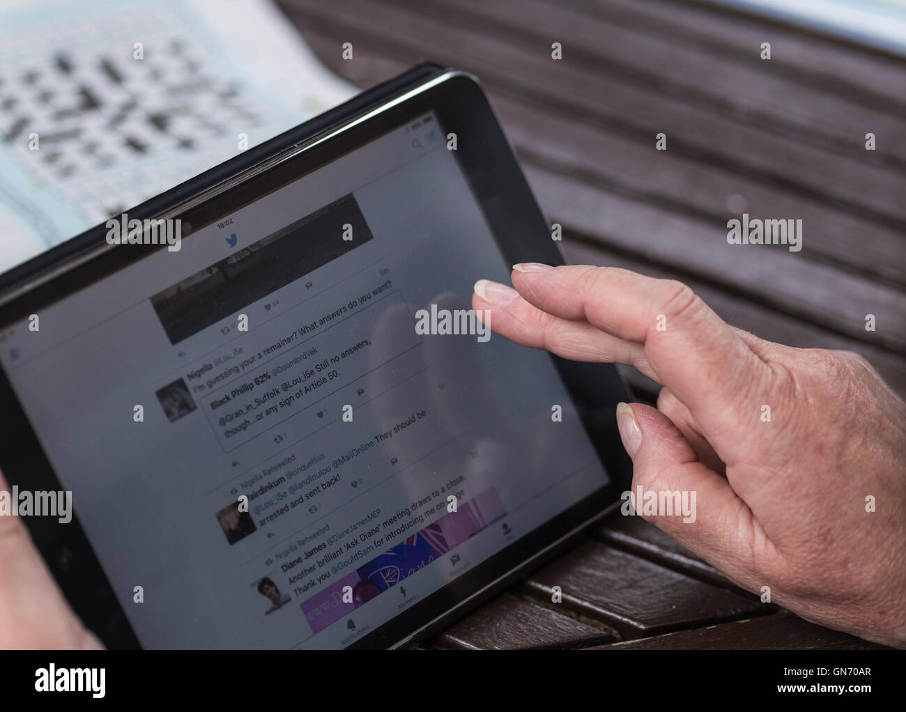 Ipad Mini utilisé par jeune femme Banque D'Images