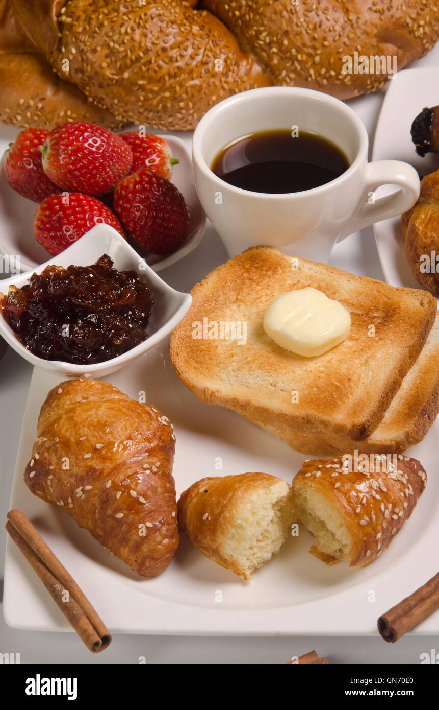 Le petit-d�jeuner avec croissants, pain grill�, confiture et ...