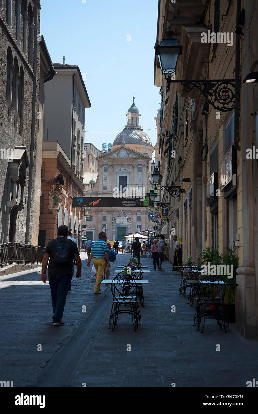 Errant dans les ruelles étroites ou Carruggi autour du port de Gênes Italie Banque D'Images