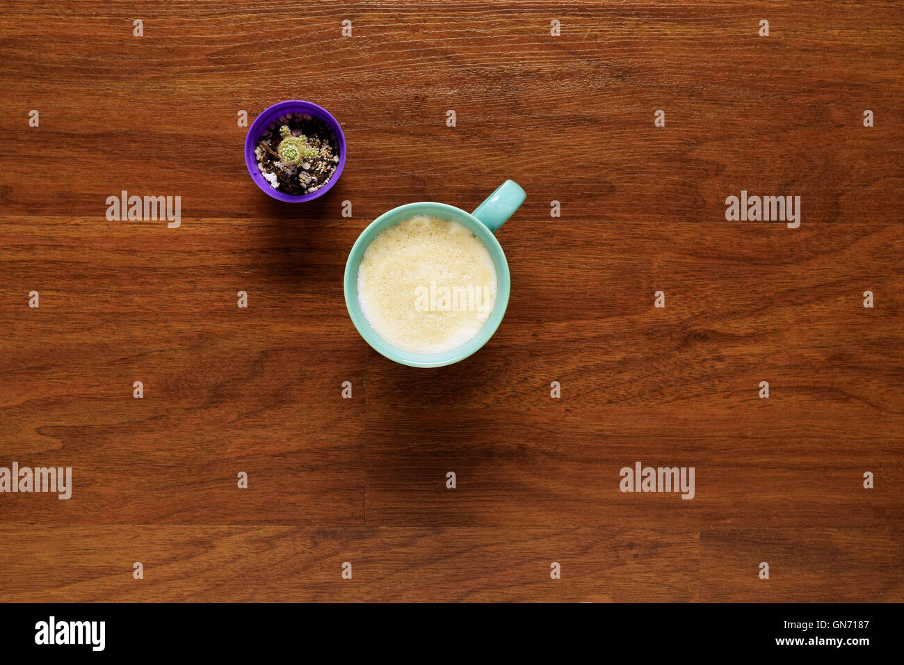 Vue de dessus de tasse de café sur une table en bois. Pause au travail, style de concept. Banque D'Images