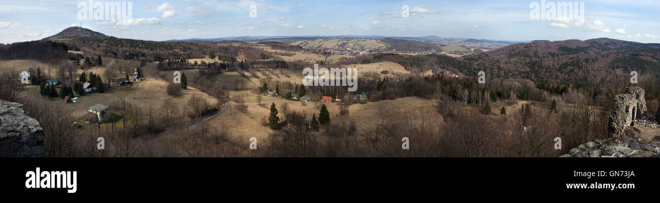 Vue panoramique sur le mont Jedlova (774 m) dans la montagne de Lusace illustrée de Tolstejn Jiretin pod Jedlovou Château près de Ni Banque D'Images