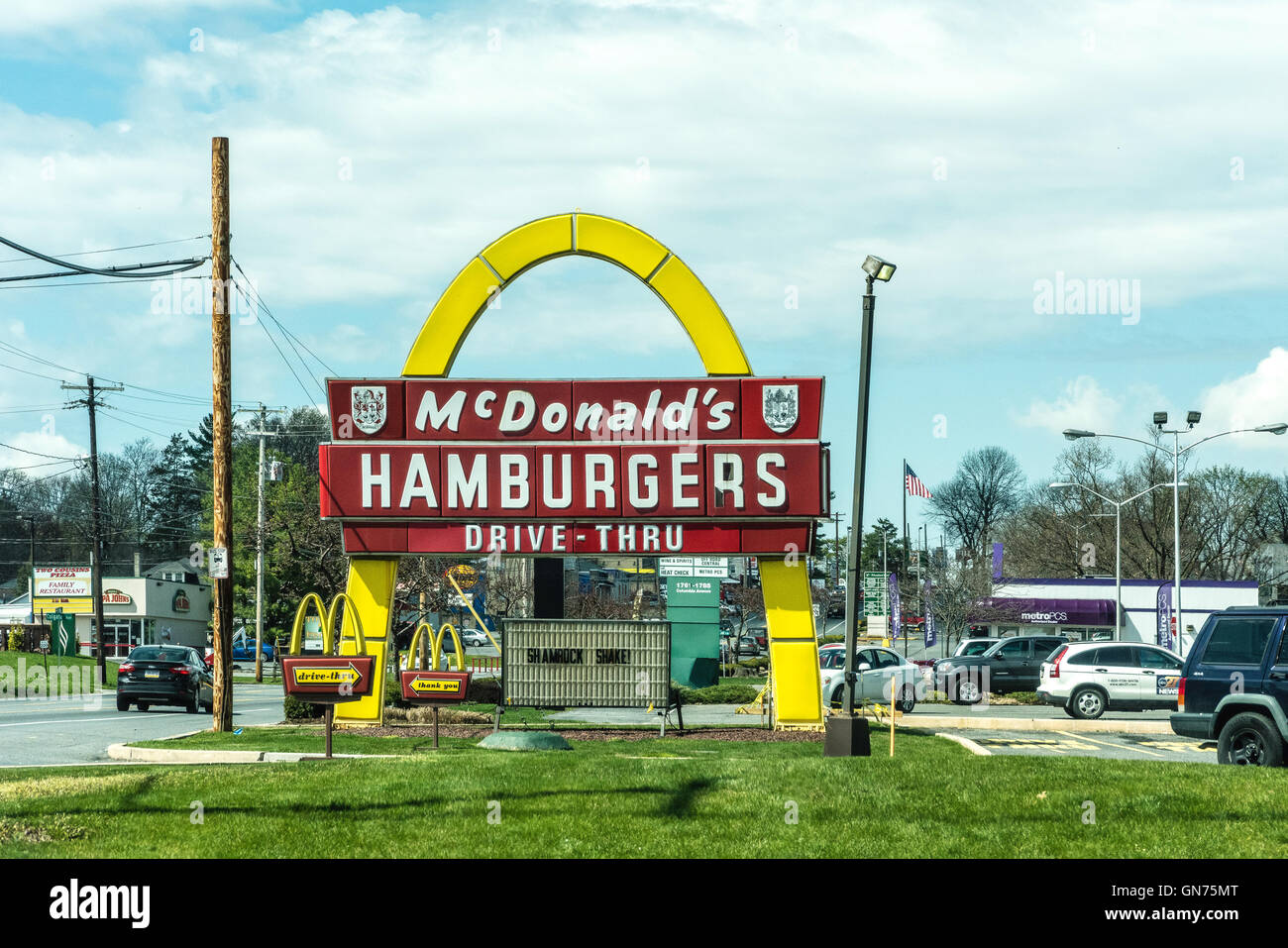 Golden arches sign mcdonalds drive Banque de photographies et d’images ...