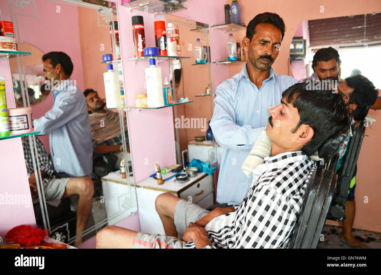 Coiffure rasage un homme est les rues de Delhi, Inde Banque D'Images