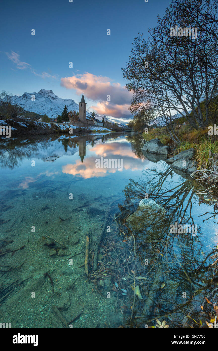 L'aube éclaire les cimes enneigées et le clocher reflète dans le Lac de Sils Engadine Canton des Grisons Suisse Europe Banque D'Images