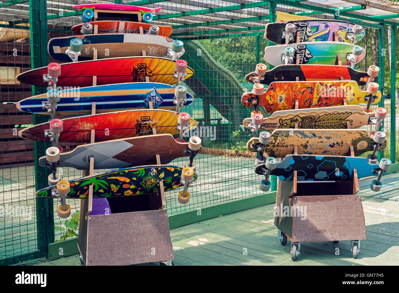 Longues planches en couleurs et de planches à roulettes pour louer dans le skate park en plein air à Vilnius, Lituanie Banque D'Images