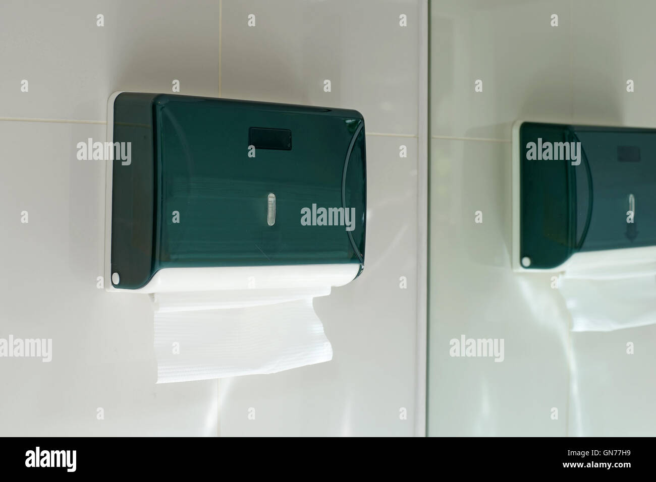 Papier de toilette dans la tour de papier toilette en distributeur Banque D'Images