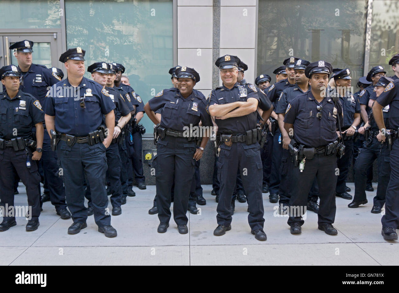Policiers et policières s'aligner pour l'enseignement avant le Pakistan 2016 Day Parade à New York City Banque D'Images