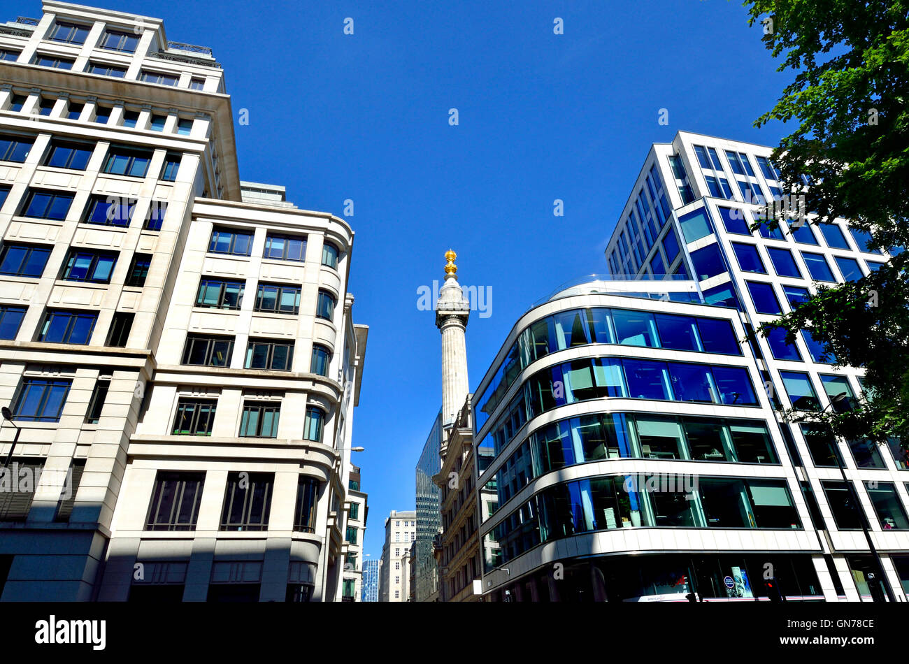 Londres, Angleterre, Royaume-Uni. Monument au Grand Incendie de Londres (Sir Christopher Wren, 1677) à la jonction de Monument Street et de... Banque D'Images