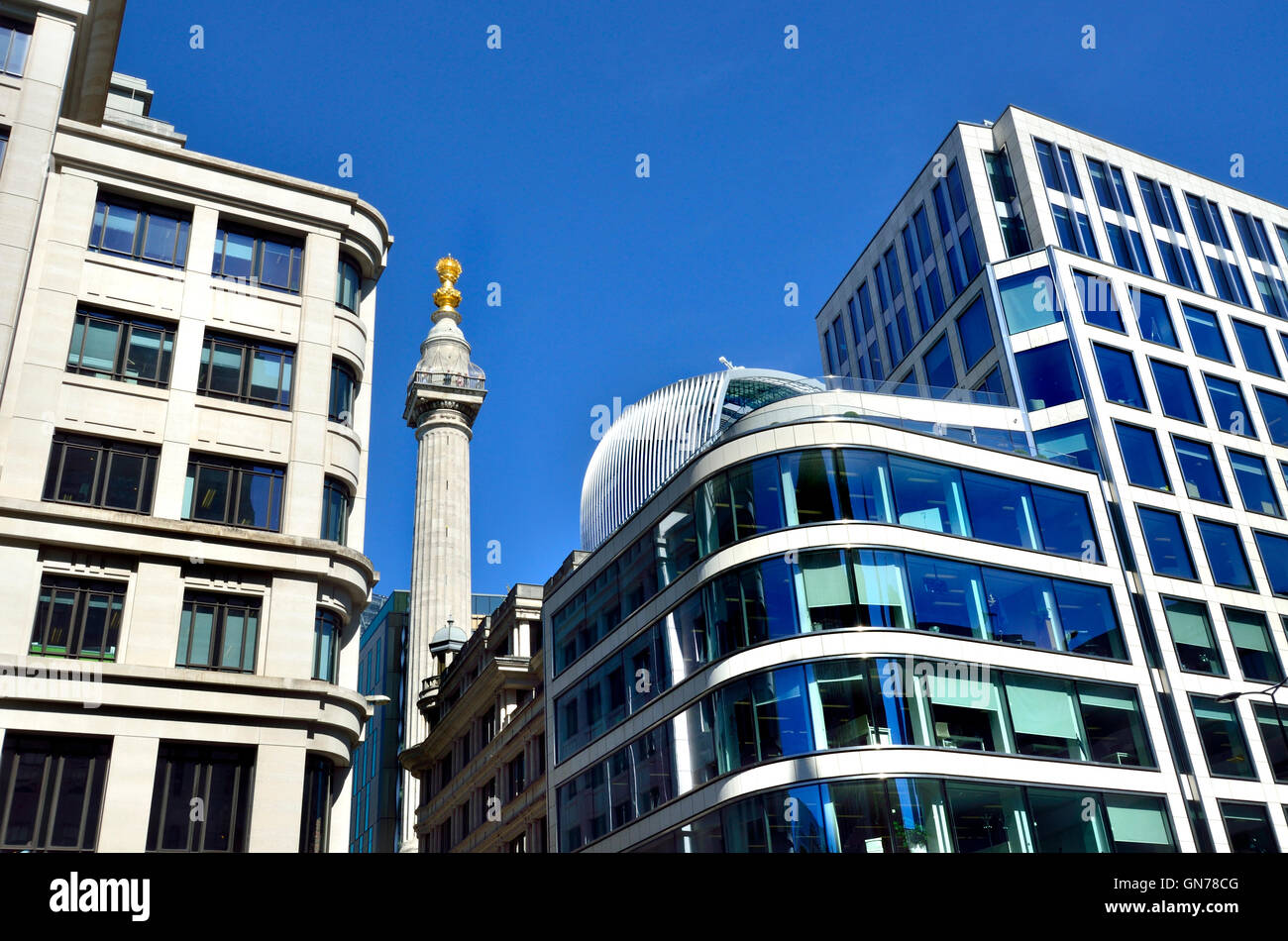 Londres, Angleterre, Royaume-Uni. Monument au Grand Incendie de Londres (Sir Christopher Wren, 1677) à la jonction de Monument Street et de... Banque D'Images