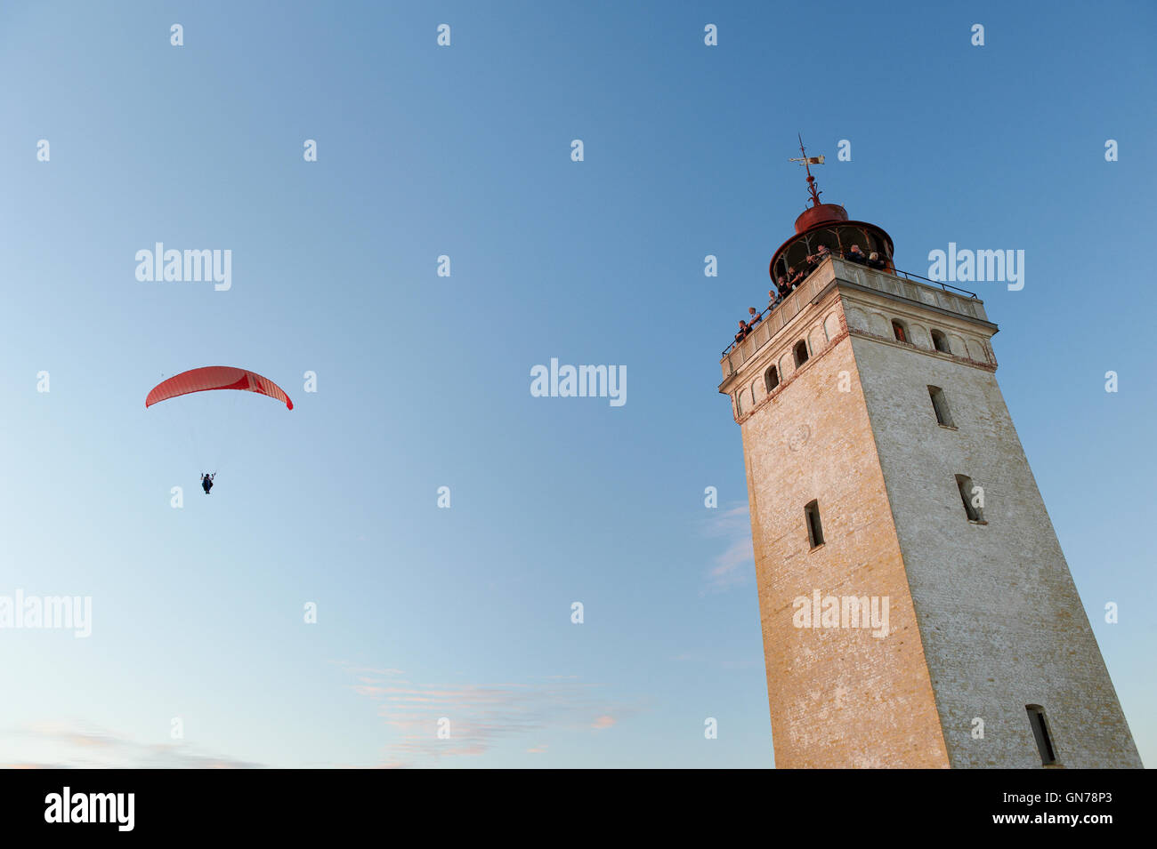 Rubjerg Knude parapentistes au phare, Loenstrup, Danemark Banque D'Images