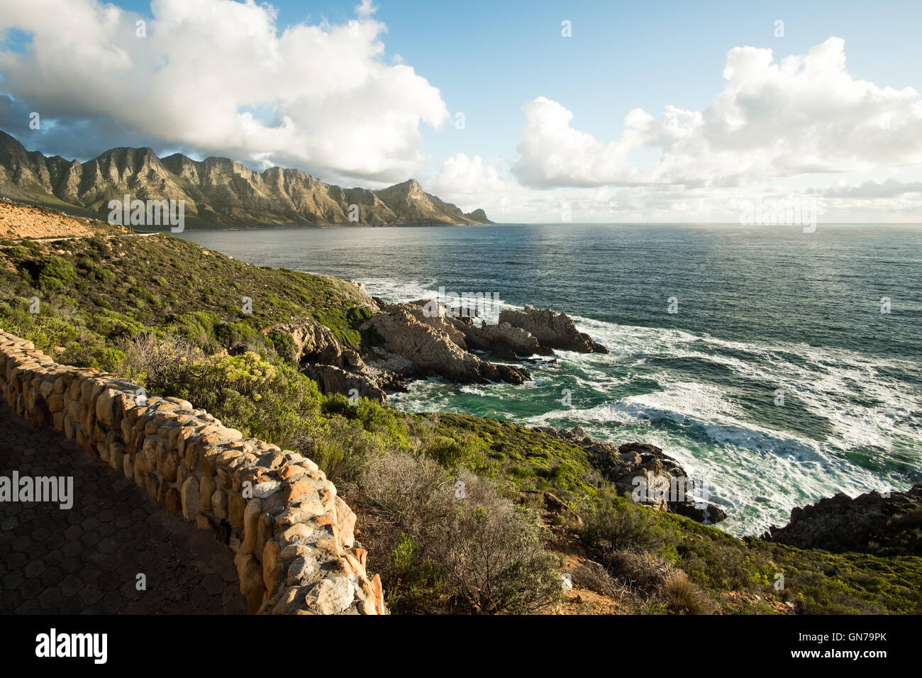 Cape Town, Afrique du Sud, Paysage côtier avec MONTAGNES, ROCHERS, mer et route. Banque D'Images