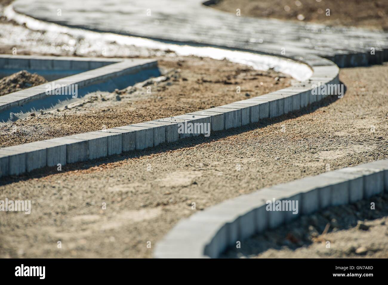 Des travaux de pavage du chemin de brique. Site de construction. Entreprise de pavage en brique. Banque D'Images