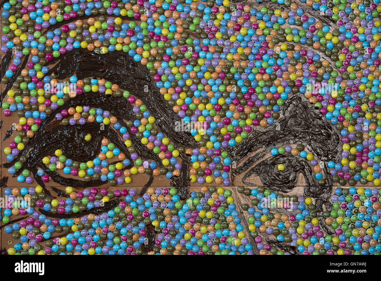 L'artiste Nathan Wyburn de Cardiff qui a créé un portrait d'Albert Einstein à l'aide de Smarties. Banque D'Images