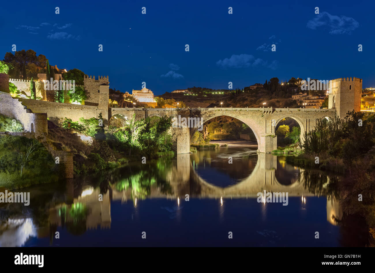 San Martin's Bridge (Pont de San Martin) la nuit à Tolède, Castille la Manche, Espagne Banque D'Images