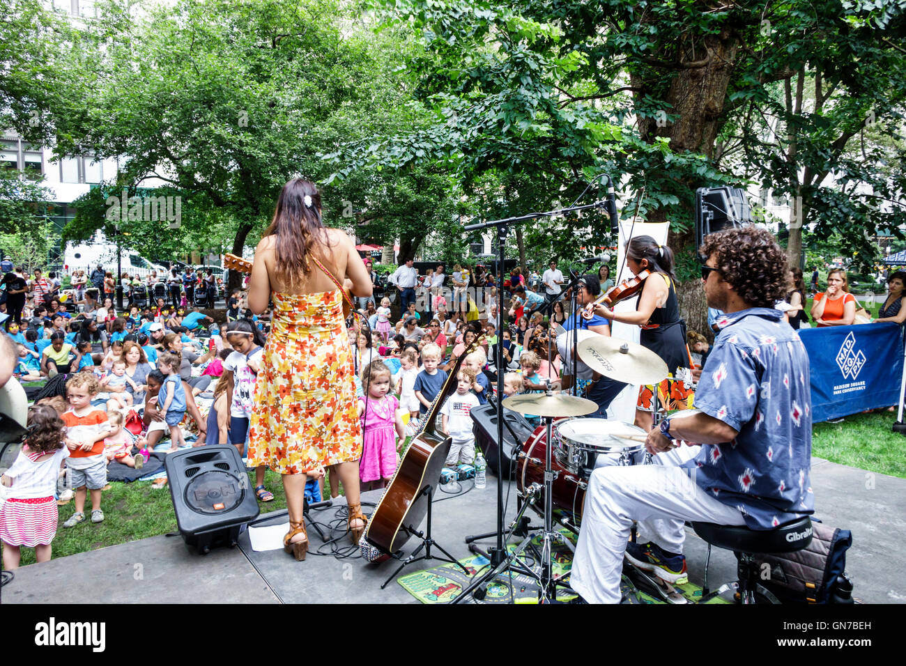 New York City, NY NYC, Manhattan, Madison Square Park, Farragut Lawn, jardin, concert pour enfants, série musicale interactive, hispanique latino latino-latino ethnigigra Banque D'Images