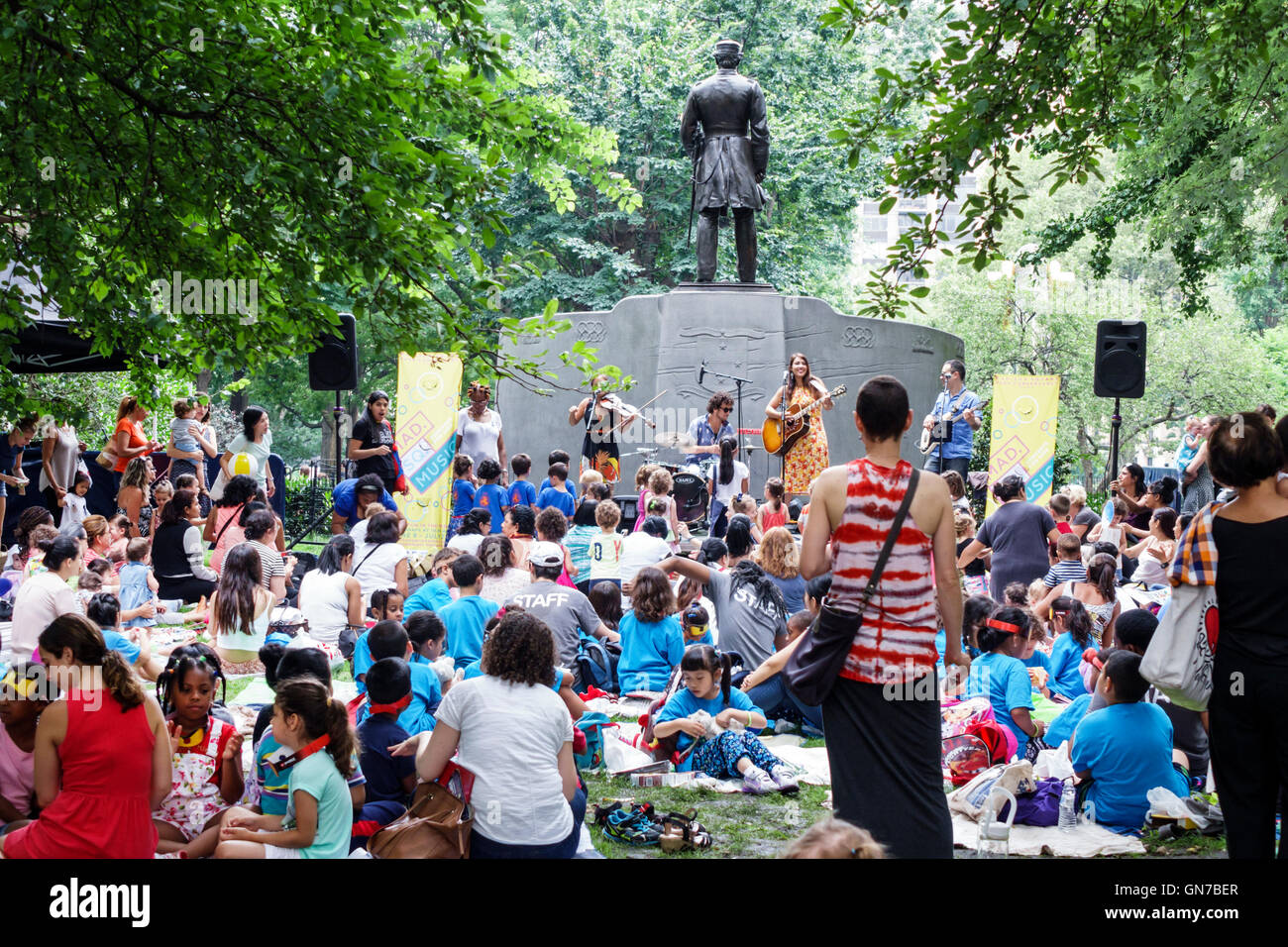 New York City, NY NYC, Manhattan, Madison Square Park, Farragut Lawn, jardin, concert pour enfants, série musicale interactive, hispanique latino latino-latino ethnigigra Banque D'Images