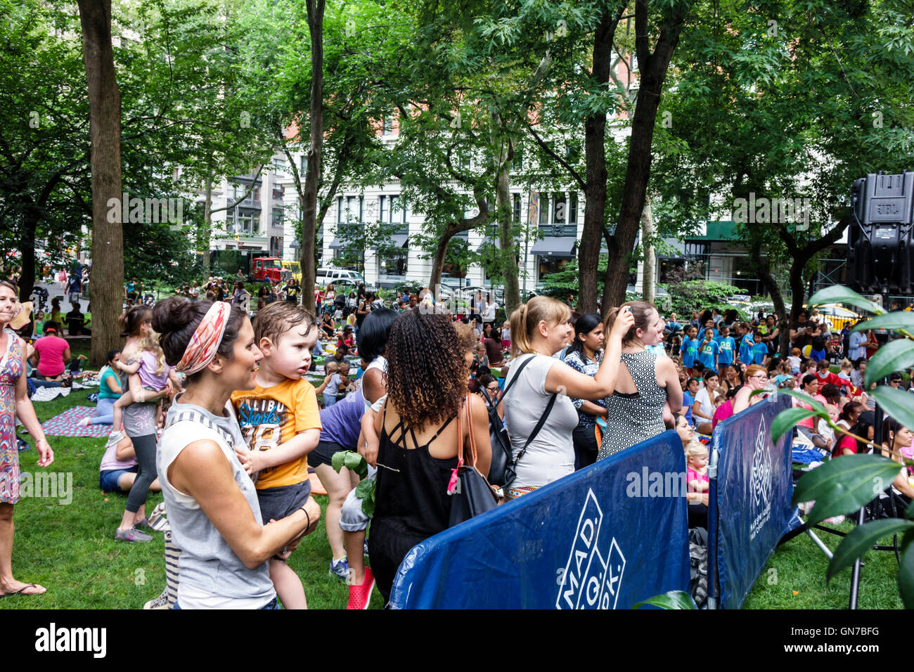 New York City, NY NYC, Manhattan, Madison Square Park, Farragut Lawn, jardin, concert pour enfants, série musicale interactive, adultes, femme femme femme femme dame Banque D'Images