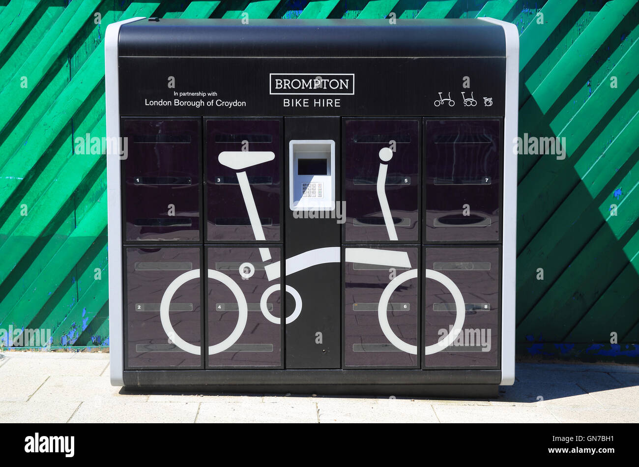 Location de vélos Brompton, à côté du cycle de Croydon, moyeu en face de la gare d'East Croydon, dans le sud de Londres, Angleterre, RU Banque D'Images