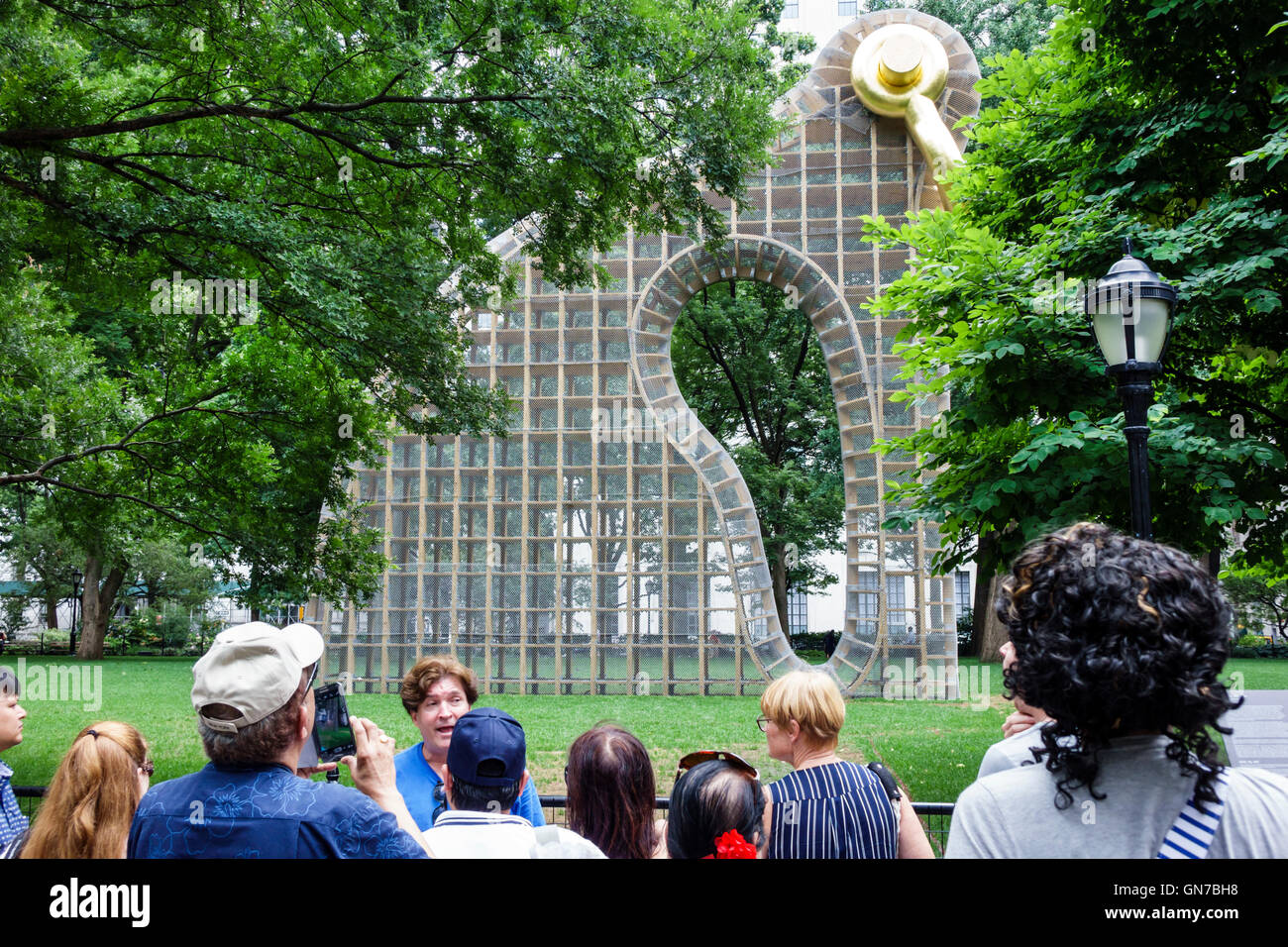 New York City, NY NYC Manhattan, Madison Square Park, installation artistique, Big Bling, Martin Puryear, travail extérieur, échelle monumentale, adultes, femme W Banque D'Images