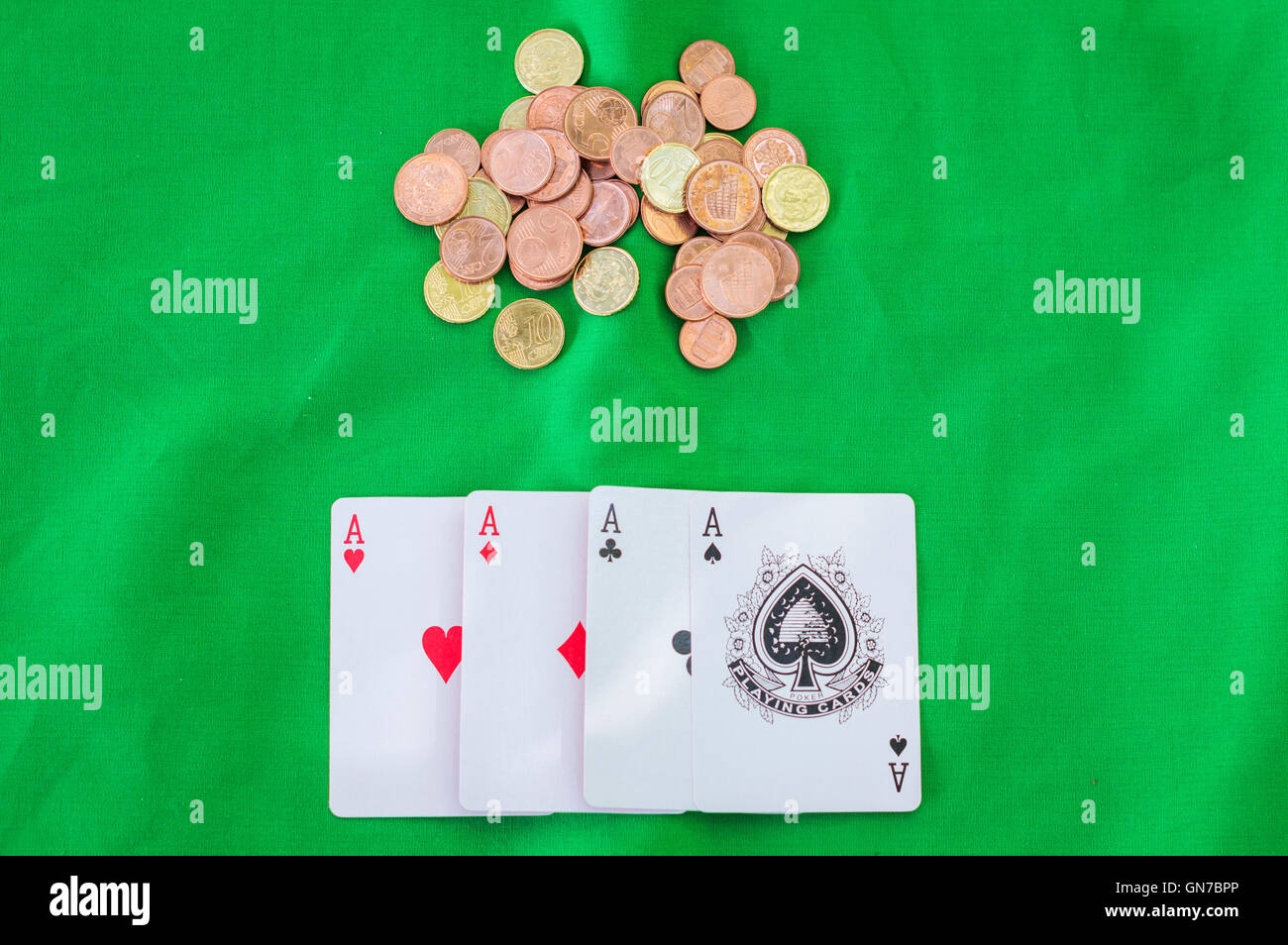 Jeu de poker, quatre as et les espèces en euros Banque D'Images