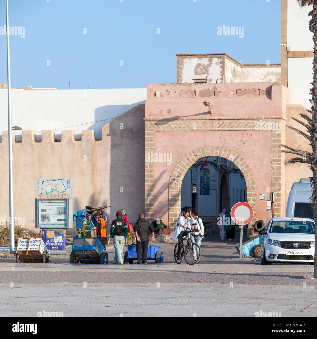 Essaouira, Maroc. Bab Marrakech. Porteurs avec leurs chariots à l'extérieur de la porte d'attente pour les clients. Banque D'Images