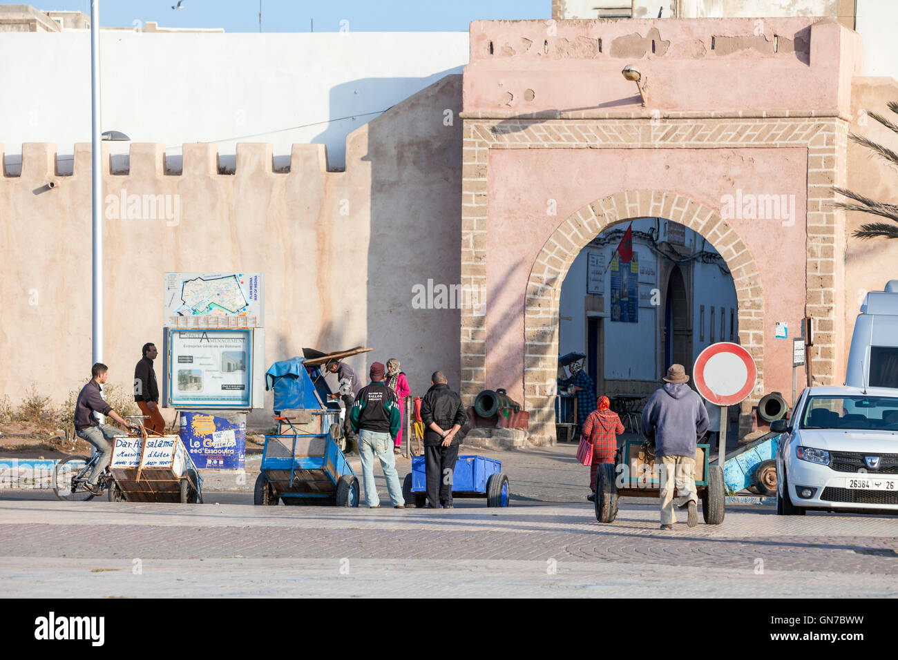 Essaouira, Maroc. Bab Marrakech. Porteurs avec leurs chariots à l'extérieur de la porte d'attente pour les clients. Banque D'Images