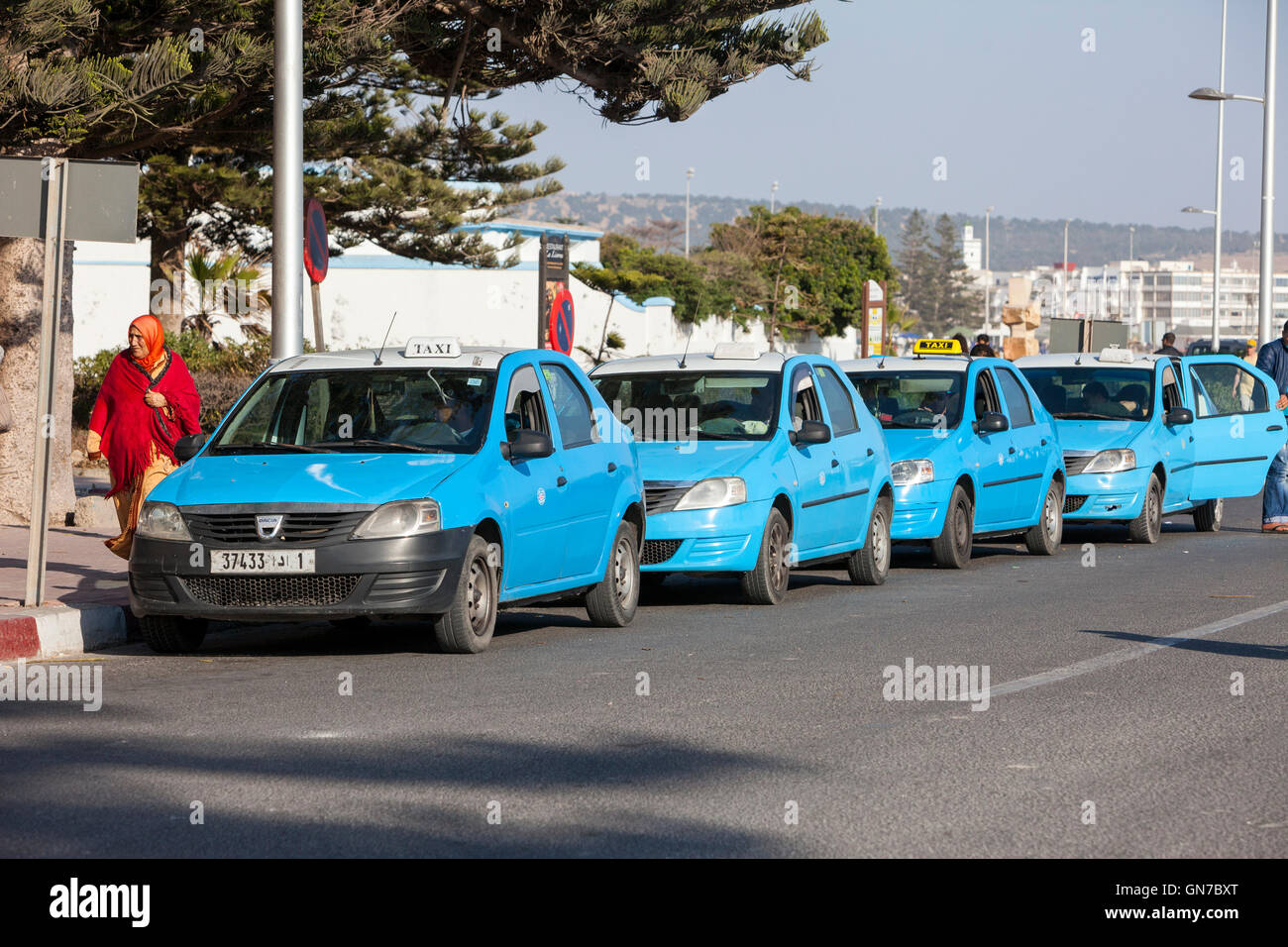 Essaouira, Maroc. Station de taxis à l'extérieur de la sortie de la médina. Banque D'Images