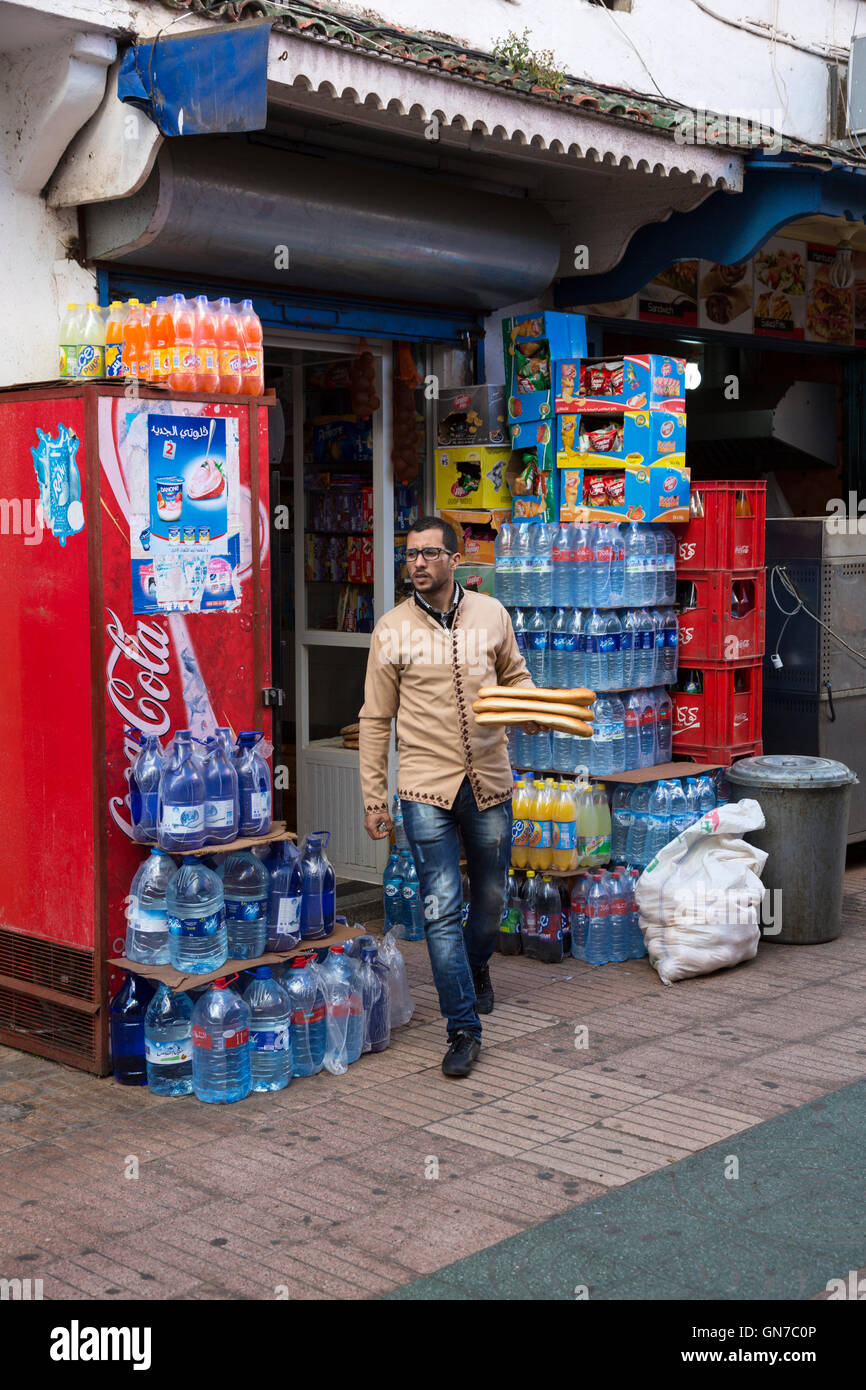 Essaouira, Maroc. Laisser le client et petite épicerie Épicerie avec du pain pour la journée. Banque D'Images