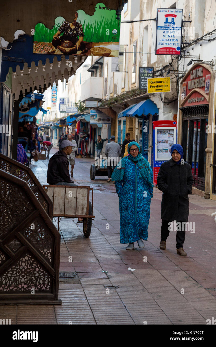 Essaouira, Maroc. Tôt le matin, scène de rue. Banque D'Images